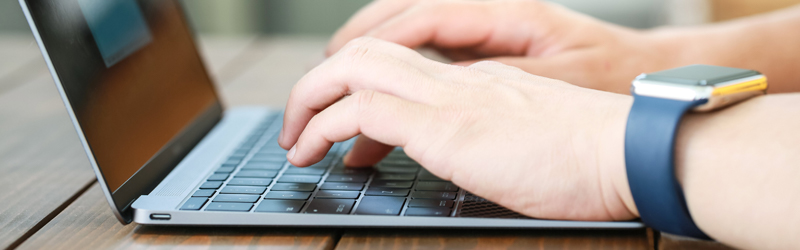 ノートPCを使用している手元の写真